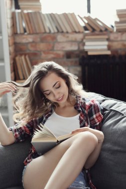 Eğitim ve kitaplar. Kütüphanedeki güzel kadın.