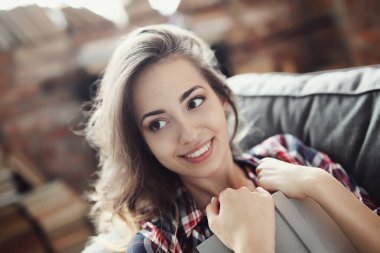 Eğitim ve kitaplar. Kütüphanedeki güzel kadın.