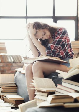 Eğitim ve kitaplar. Kütüphanedeki güzel kadın.