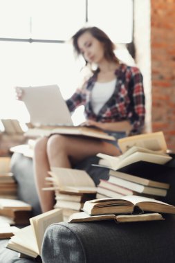 Eğitim ve kitaplar. Kütüphanedeki güzel kadın.