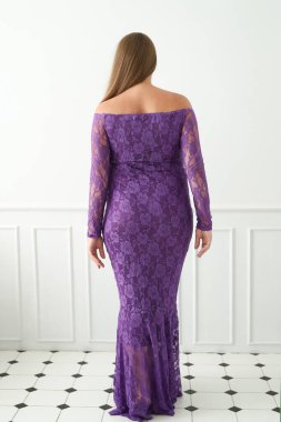 Güzel hamile kadın banyoda.