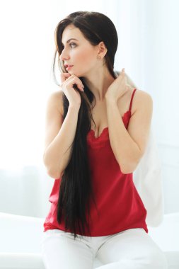 Küvette takım elbiseli bir kadın.