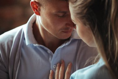 İlişki. Evde sevimli bir çift var.