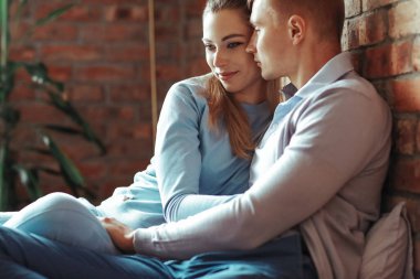 İlişki. Evde sevimli bir çift var.