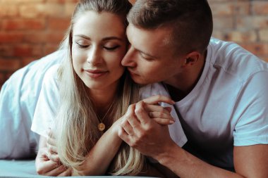 İlişki. Evde sevimli bir çift var.