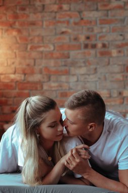 İlişki. Evde sevimli bir çift var.