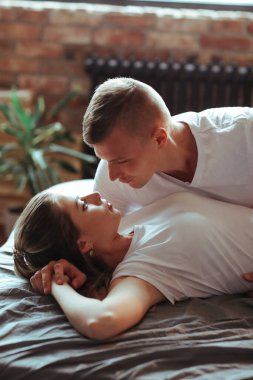 İlişki. Evde sevimli bir çift var.