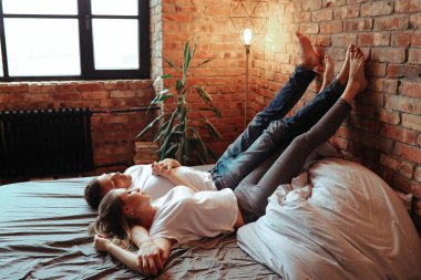 İlişki. Evde sevimli bir çift var.