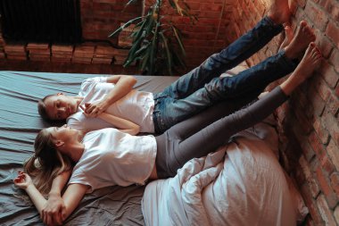 İlişki. Evde sevimli bir çift var.