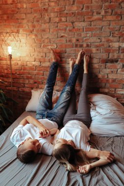 İlişki. Evde sevimli bir çift var.