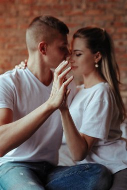 İlişki. Evde sevimli bir çift var.