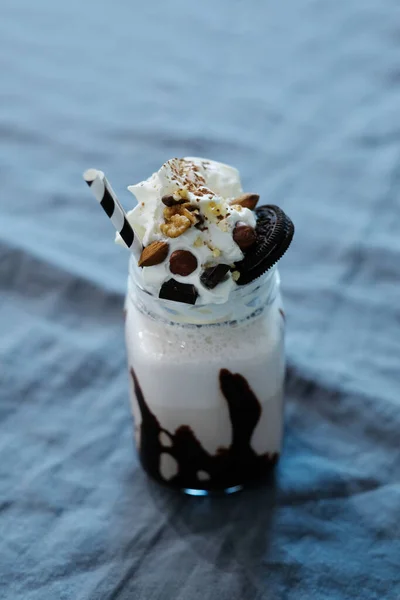 Leckerer Milchshake Auf Dem Tisch — Stockfoto