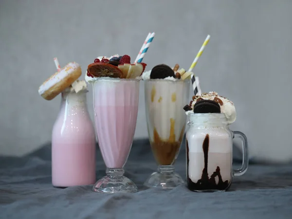 Délicieux Milkshakes Sur Table — Photo