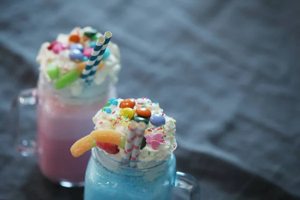 Délicieux Milkshakes Sur Table — Photo