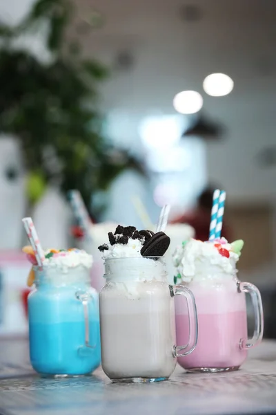 Délicieux Milkshakes Sur Table — Photo