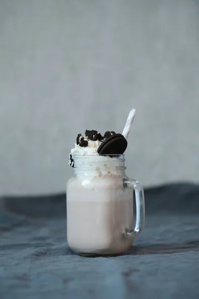 Leckerer Milchshake Auf Dem Tisch — Stockfoto