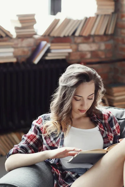 Bildung Und Bücher Schöne Frau Der Bibliothek — Stockfoto