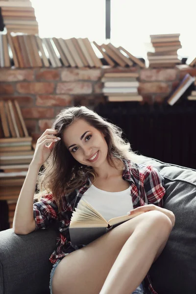 Educación Libros Una Mujer Encantadora Biblioteca —  Fotos de Stock