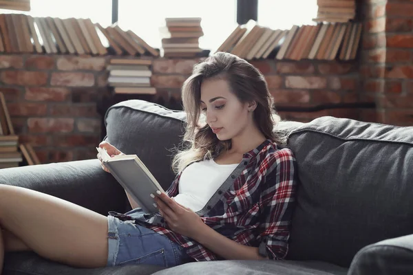 Edukacja Książki Urocza Kobieta Bibliotece — Zdjęcie stockowe