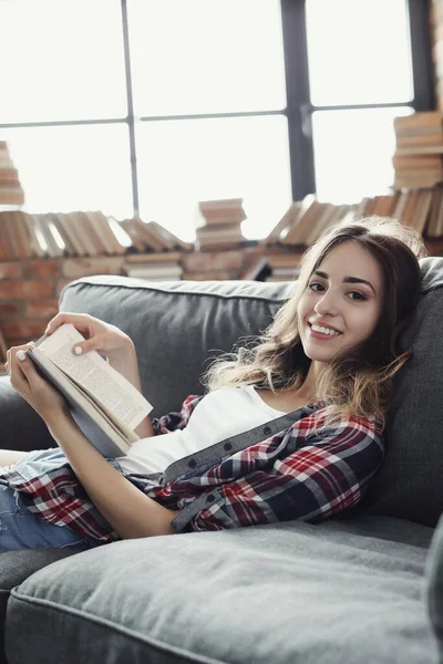 Educação Livros Mulher Encantadora Biblioteca — Fotografia de Stock