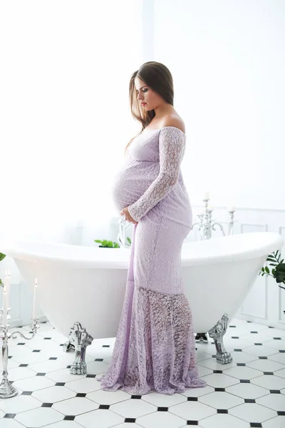 在浴室里的漂亮孕妇 — 图库照片