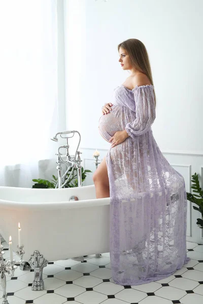 在浴室里的漂亮孕妇 — 图库照片