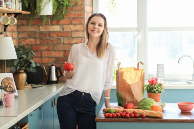 Güzel kız evde yemek yapıyor.