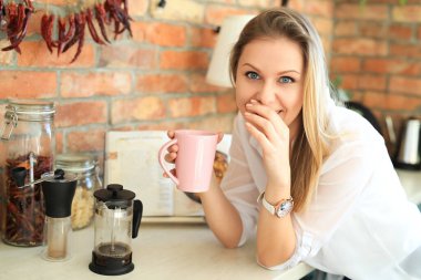Sabahları mutfakta güzel bir kız.