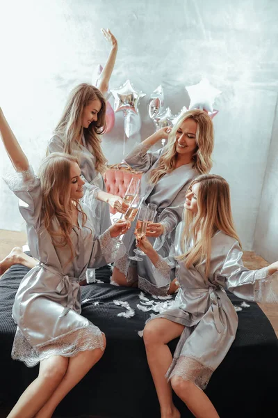 Hermosas Mujeres Jóvenes Bebiendo Vino Fiesta Pijama Casa — Foto de Stock