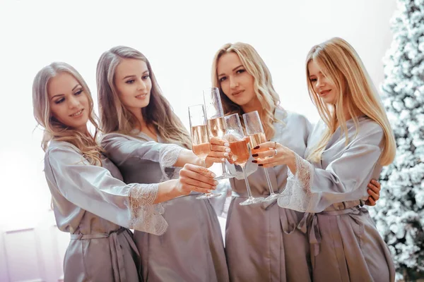 Сексуальні Блондинки Ють Вино Вечірці Піжами Вдома — стокове фото