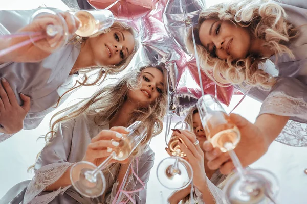 Красиві Молоді Жінки Розважаються Вечірці Піжама — стокове фото