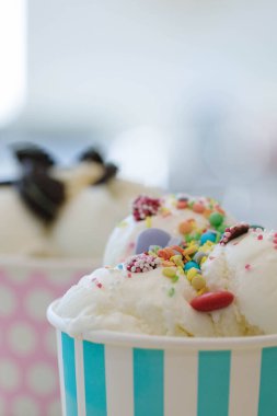 Tatlı. Masada nefis dondurma var.