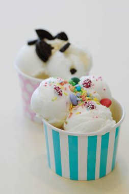 Tatlı. Masada nefis dondurma var.