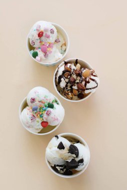 Tatlı. Masada nefis dondurma var.