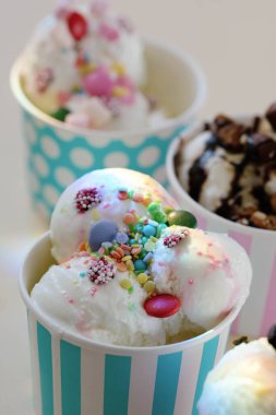 Tatlı. Masada nefis dondurma var.