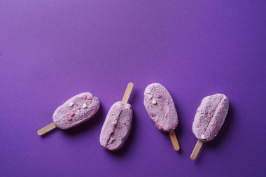 Mor arka planda leziz bir dondurma.