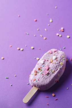 Mor arka planda leziz bir dondurma.