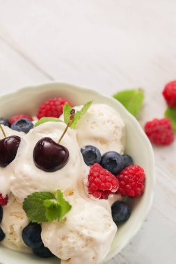 Kasede böğürtlenli lezzetli dondurma.