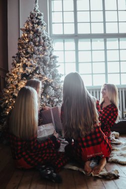 Noel pijamalı bir grup arkadaş. 