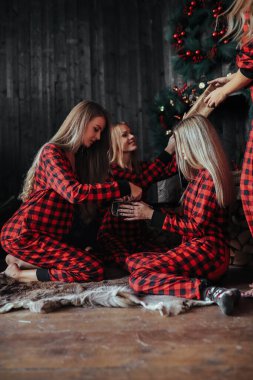 Noel pijamalı bir grup arkadaş. 