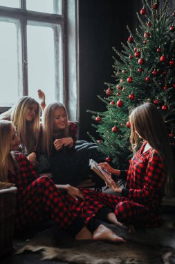 Noel pijamalı bir grup arkadaş. 