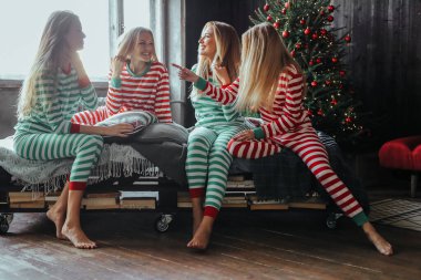 Noel pijamalı bir grup arkadaş. 