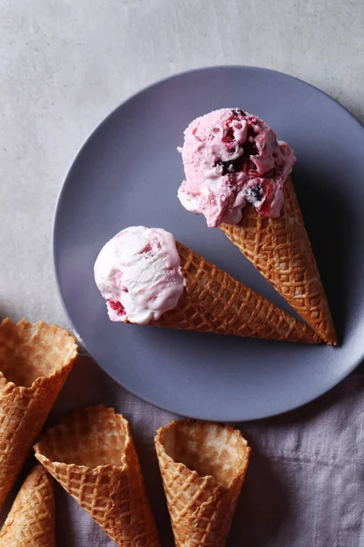 Delicioso Cone Sorvete Prato — Fotografia de Stock