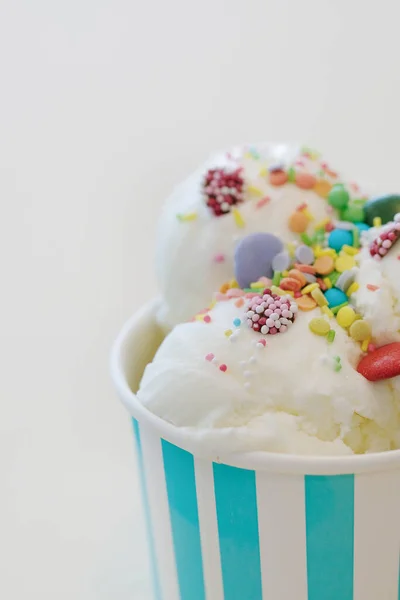 Postre Delicioso Helado Sobre Mesa —  Fotos de Stock