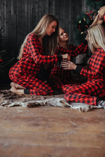 Noel pijamalı bir grup arkadaş. 