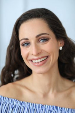 Geniş gülüşlü güzel kadın