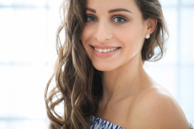 Geniş gülüşlü güzel kadın