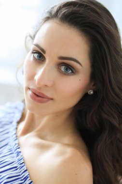 Güzel gülüşlü güzel kız.