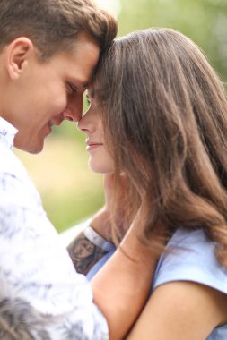 parkta güzel Çift