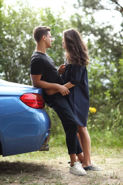 Preciosa Pareja Está Viajando Con Coche —  Fotos de Stock